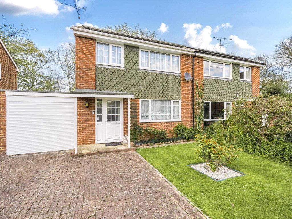 3 bed semidetached house for sale in Ward Close, Wokingham RG40 Zoopla