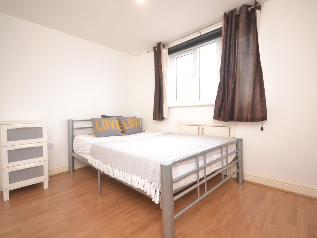 Room to rent in London Road, Wokingham RG40, £650 pcm Zoopla