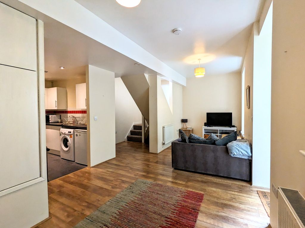 2 bed flat to rent in High Street, Llantrisant, Pontyclun CF72, £775