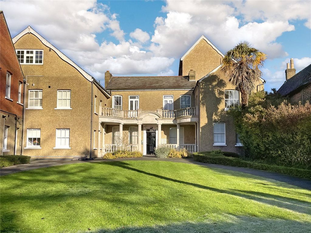 1 bed to rent in St Martha's Court, Wood Street, EN5