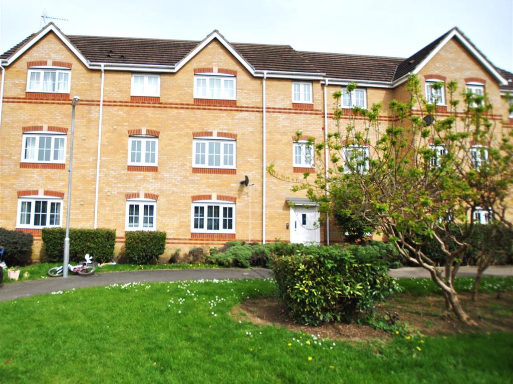 2 bed flat to rent in Regency Court, Rushden NN10, £950 pcm Zoopla
