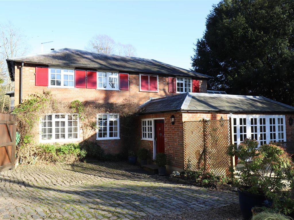 3 bed detached house for sale in Tonbridge Road, Wateringbury