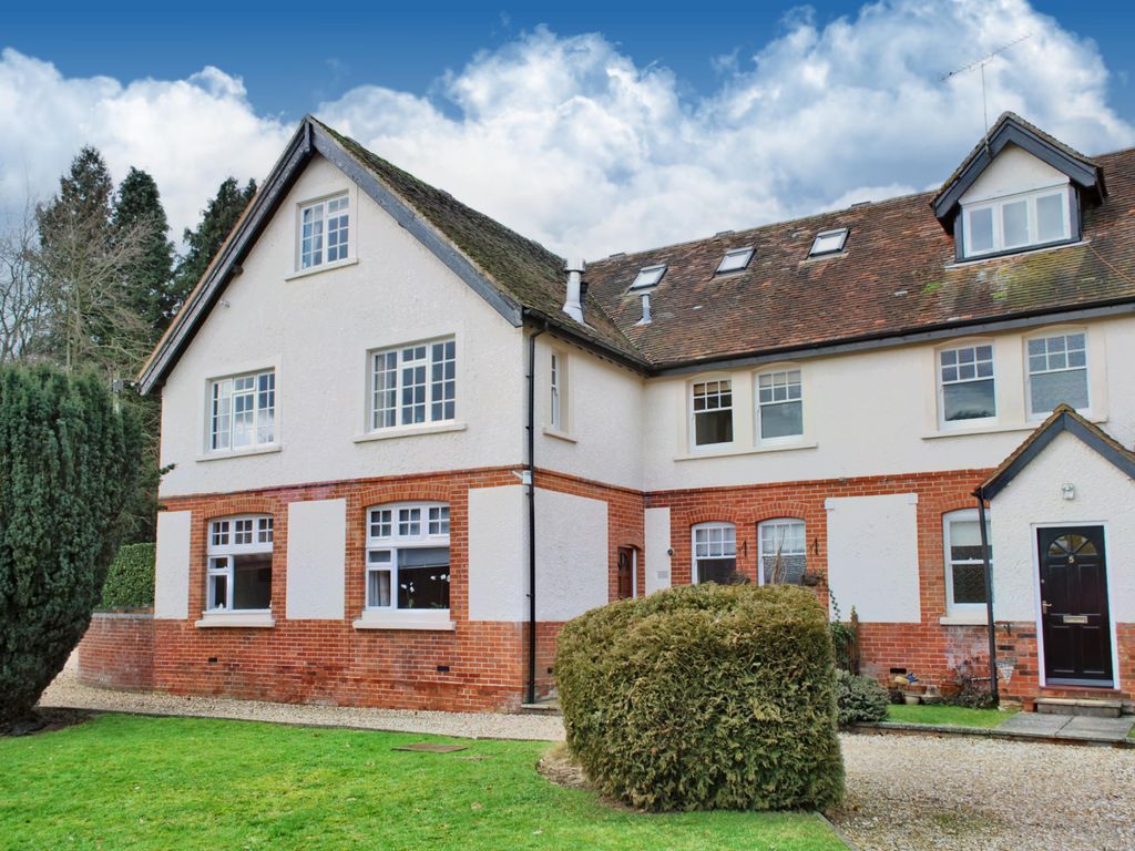 2 bed for sale in The Crescent, Farnham GU9 Zoopla