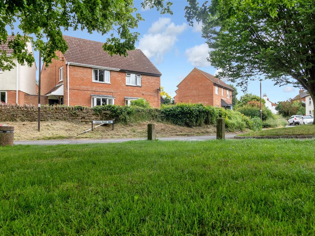 3 bed semidetached house for sale in Abbey Road, Bradwell, Milton