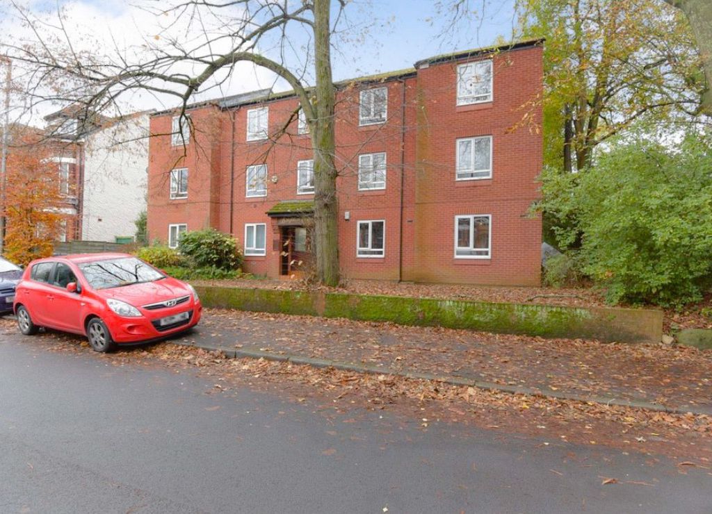 2 bed flat to rent in Brighton Court, Brighton Grove, Manchester M14, £