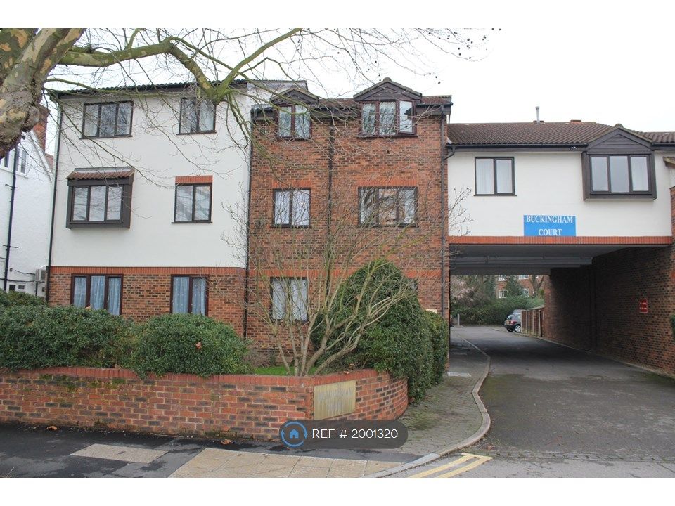 1 bed flat to rent in Kingston Road, StainesUponThames TW18, £1,100