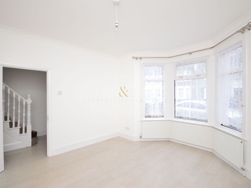 3 bed terraced house to rent in Henley Road, Ilford, Essex. IG1, £2,200