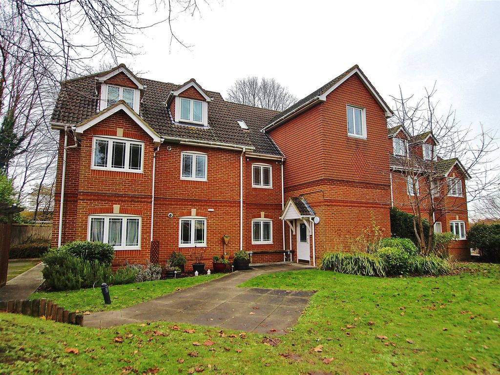 2 bed flat for sale in Knaphill, Woking, Surrey GU21, £200,000 Zoopla