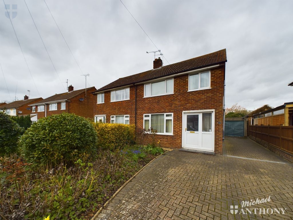 3 bed semidetached house for sale in Queens Mead, Aylesbury