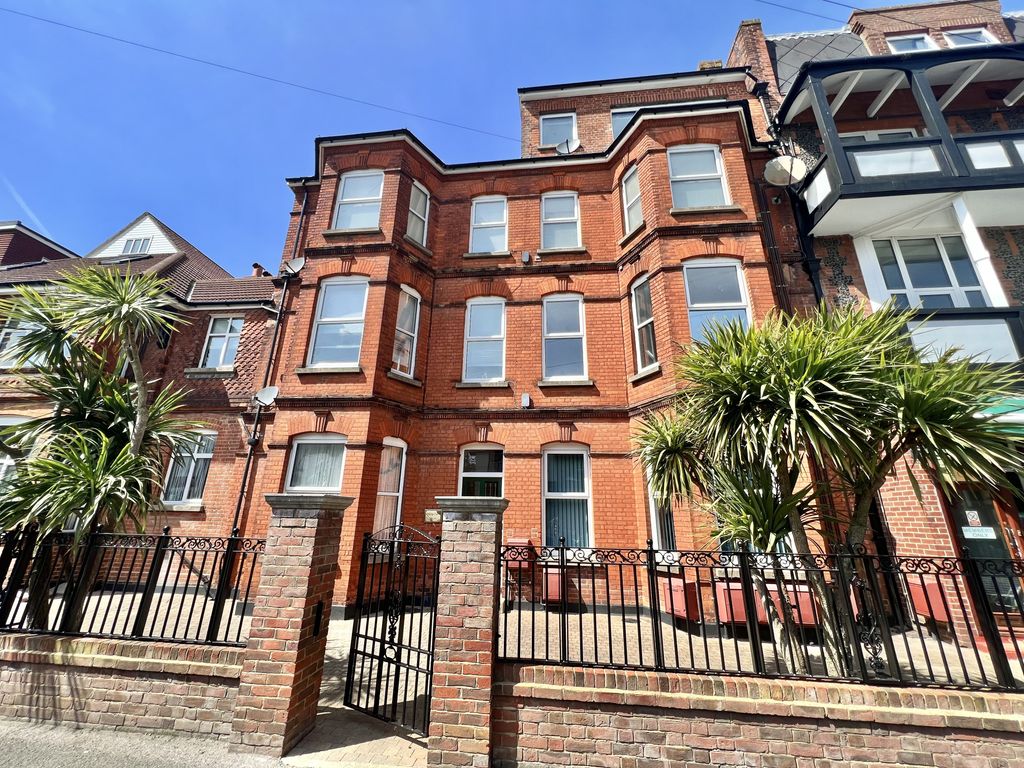 2 bed flat to rent in Cliftonville Avenue, Cliftonville, Margate CT9