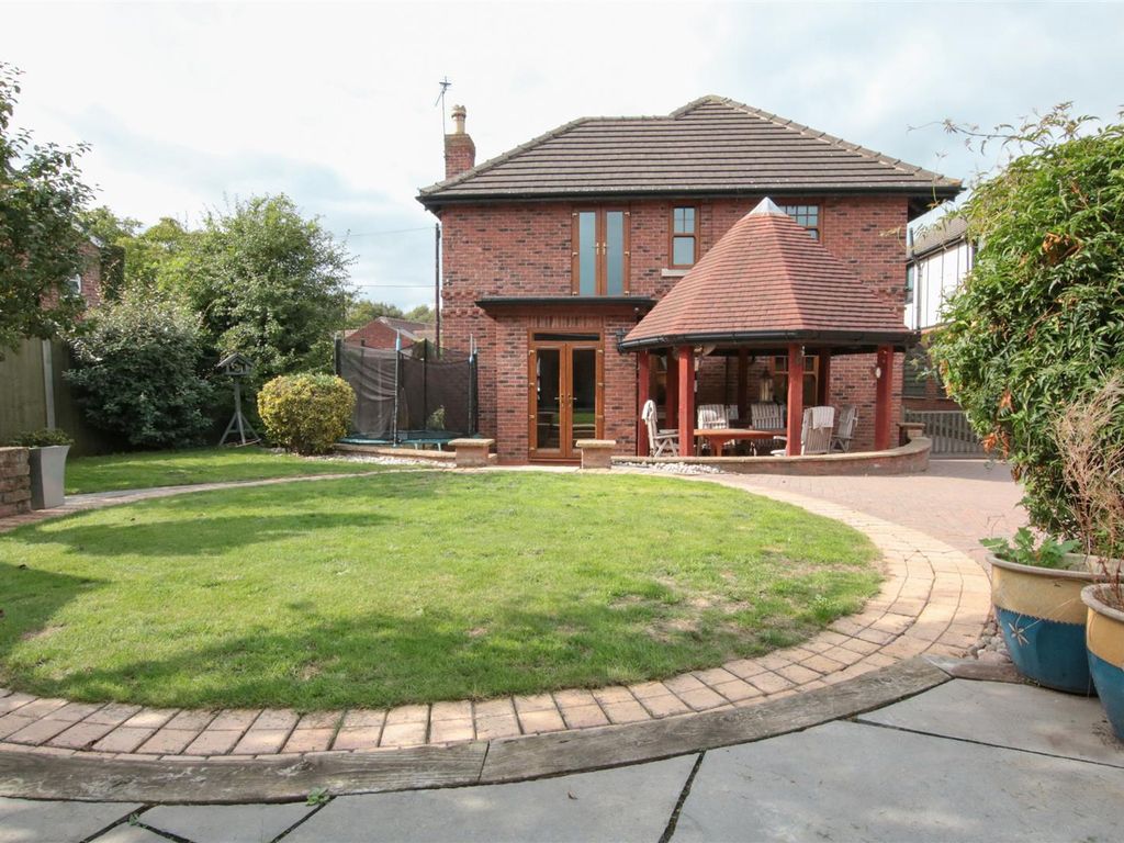 5 bed detached house for sale in Top Road, Barnby Dun, Doncaster DN3