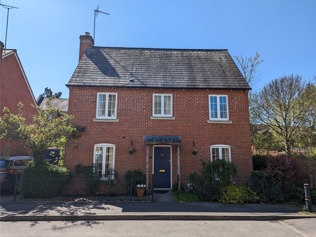 5 bed country house for sale in Otterbourne Walk, Sherfield Park RG27