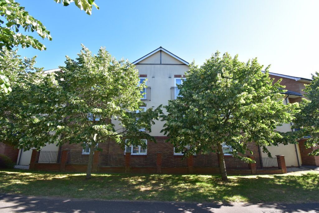 2 bed flat for sale in Bradbury House, Kinghorn Road, Norwich NR2, £