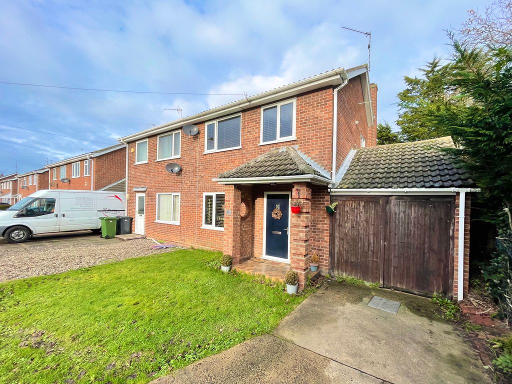 3 bed semidetached house for sale in Lexington Close, Hemsby, Great