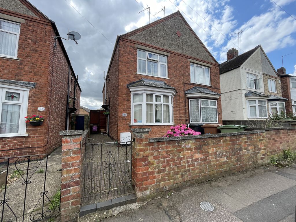 3 bed semidetached house for sale in Leys Road, Wellingborough