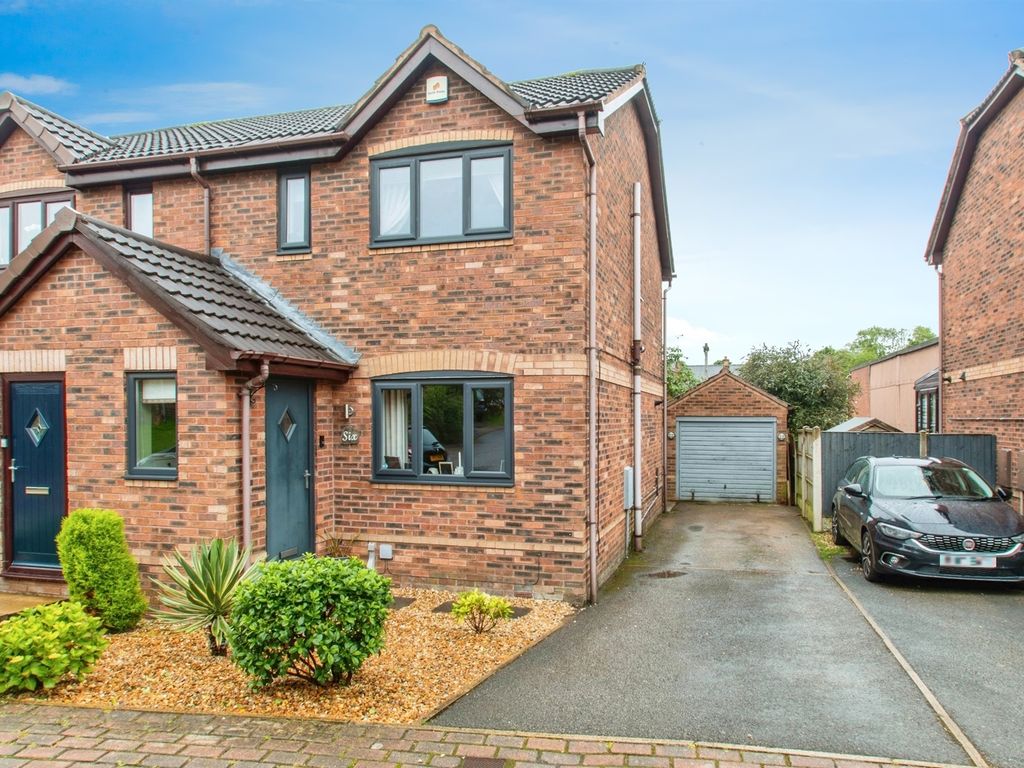 3 bed semidetached house for sale in Harcourt Drive, Morley, Leeds