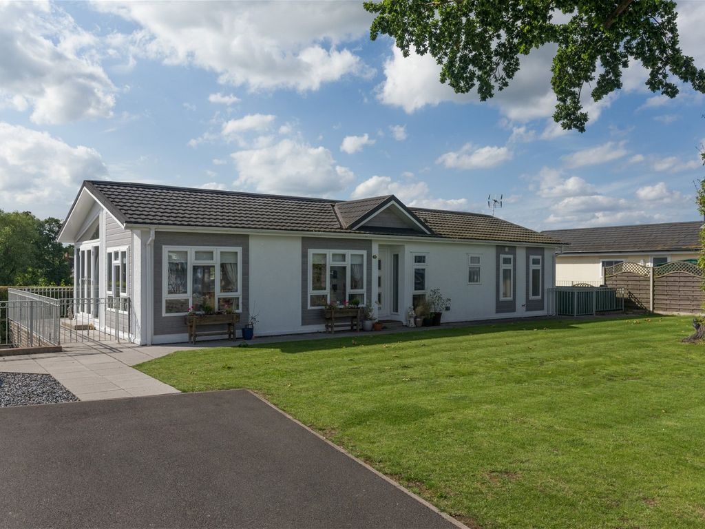 2 bed mobile/park home for sale in North Drive, Wootton Hall, Wootton