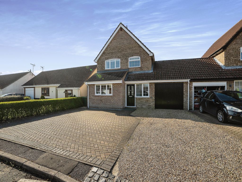 3 bed linkdetached house for sale in Princess Close, Watton, Thetford