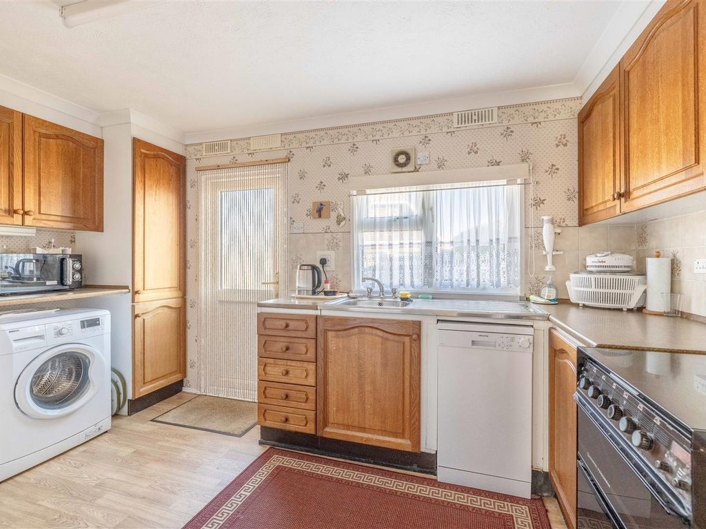 2 bed mobile/park home for sale in Parkers Lane, Warfield, Bracknell