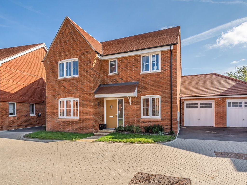 4 bed detached house for sale in Clover Close, Ash, Surrey GU12, £