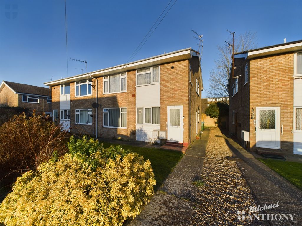 2 bed for sale in Chaucer Drive, Aylesbury HP21, £95,000
