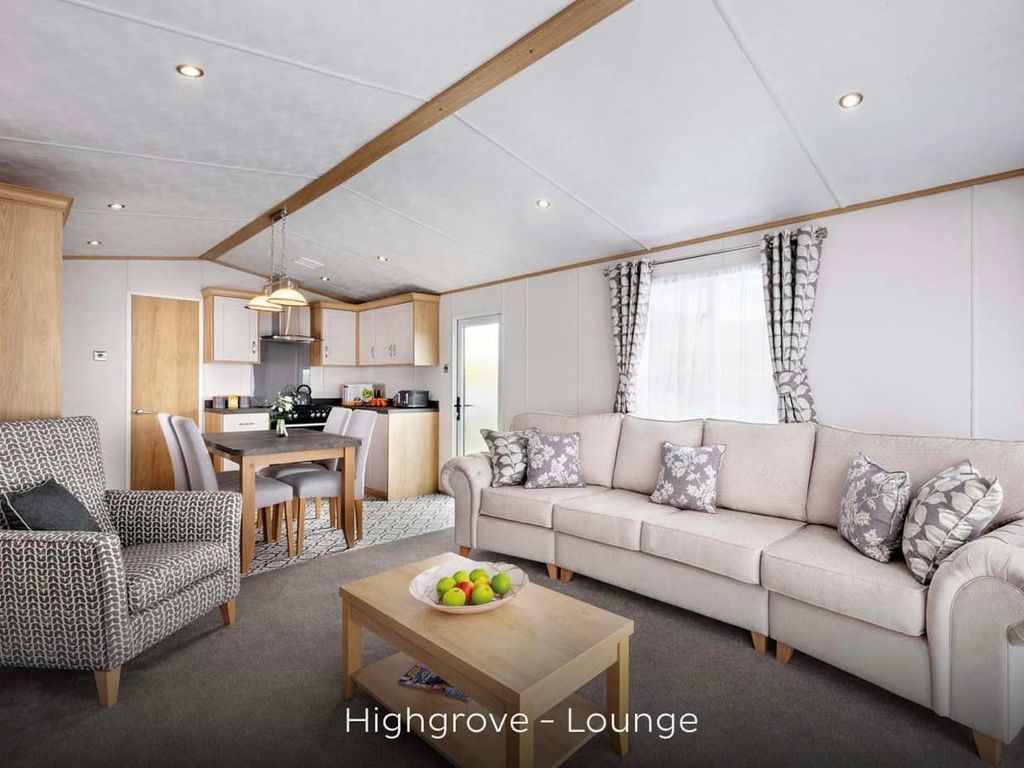 2 bed property for sale in Manor Road, Hayling Island PO11, £79,995