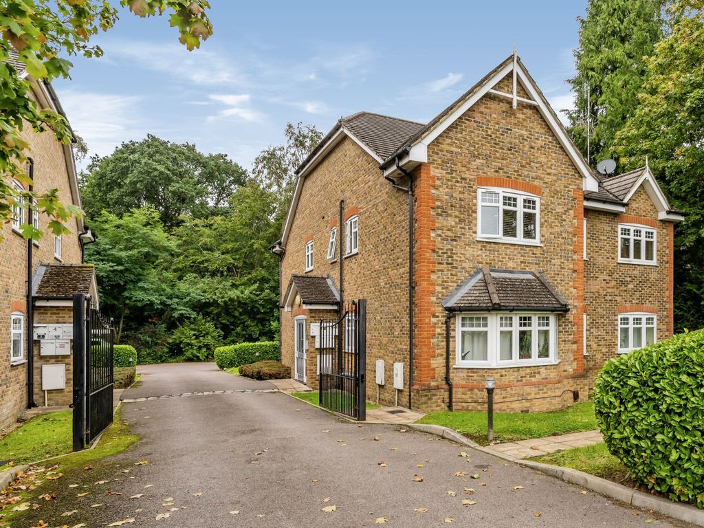 2 bed flat for sale in Kings Ride, Camberley, Surrey GU15, £225,000