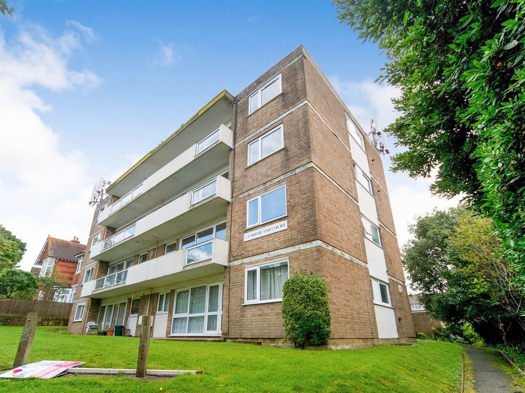 2 bed flat for sale in Upper Sea Road, BexhillOnSea TN40, £220,000