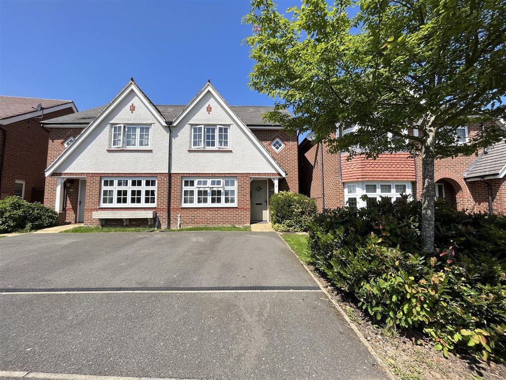 3 bed semidetached house for sale in Elizabeth Close, Countesthorpe, Leicester LE8, £269,950