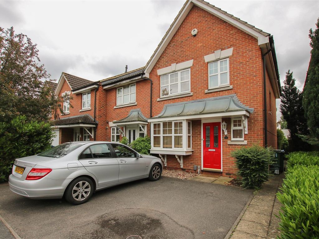 3 bed semidetached house to rent in Park Street Industrial Estate