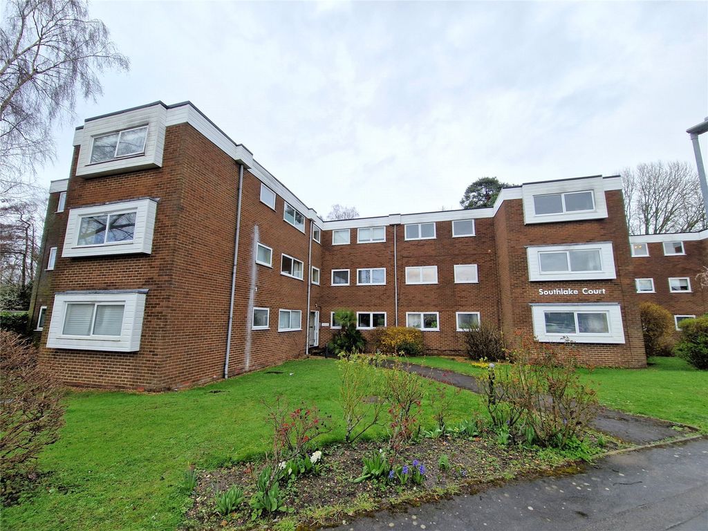 2 bed flat to rent in Southlake Court, Woodley, Berkshire RG5, £1,300