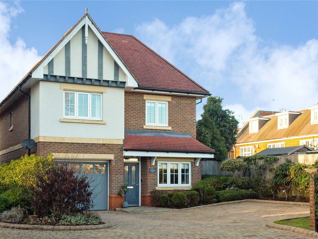 4 bed detached house for sale in Shepherds Lane, Beaconsfield