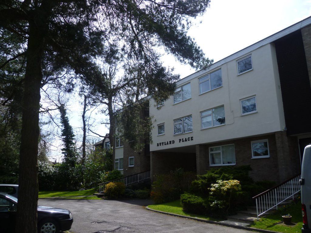 2 bed flat to rent in Rutland Place, The Rutts, Bushey Heath, Bushey