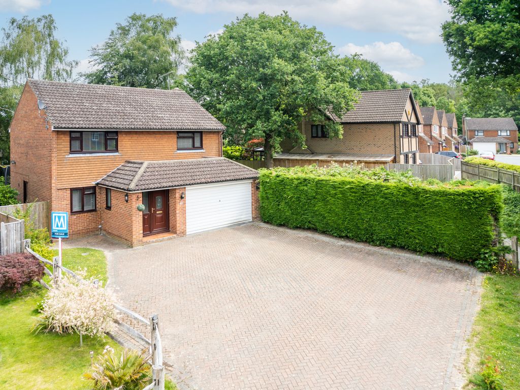 4 bed detached house for sale in Lashmere, Copthorne, Crawley RH10 Zoopla