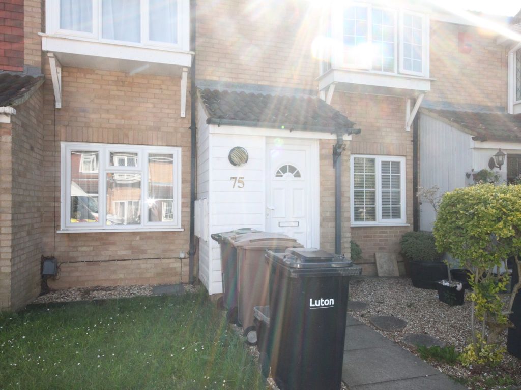 2 bed terraced house to rent in Claverley Green, Luton LU2, £1,300 pcm