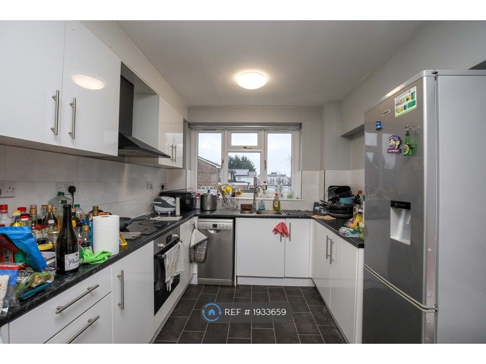 4 bed terraced house to rent in Guildford Park Avenue, Guildford GU2, £