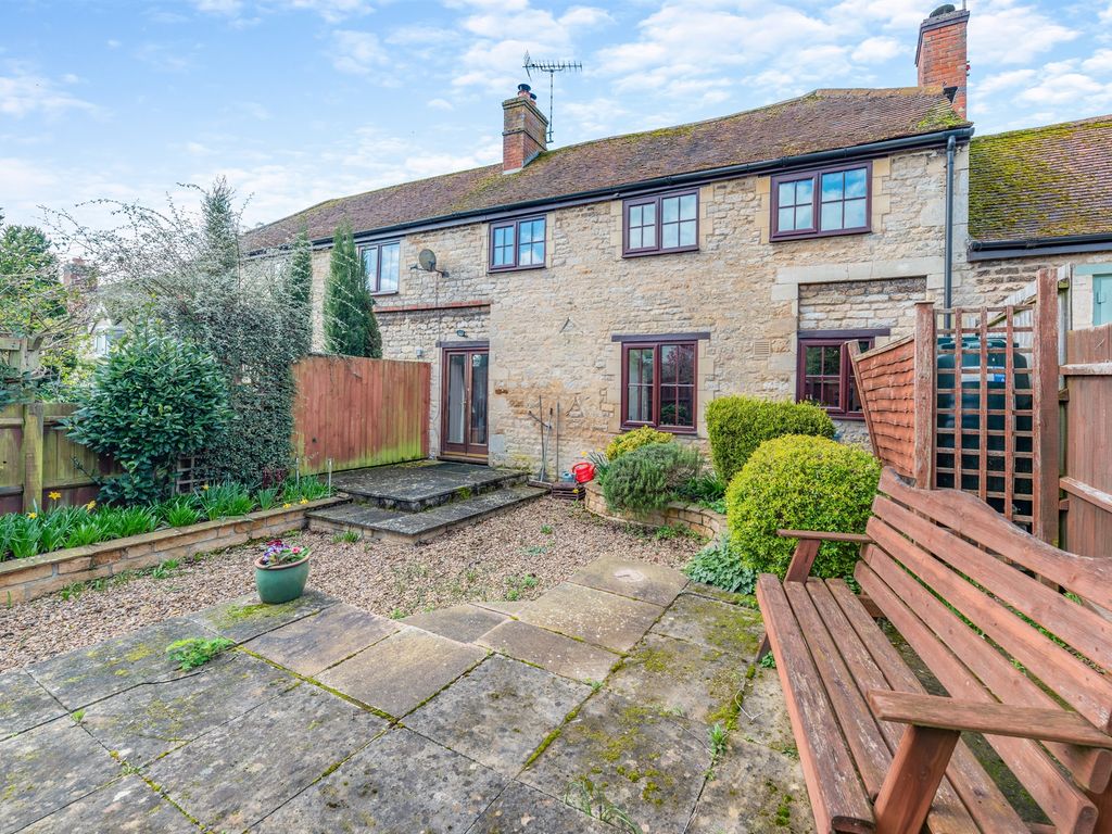 3 bed barn conversion for sale in Hall Close, Empingham, Oakham LE15, £