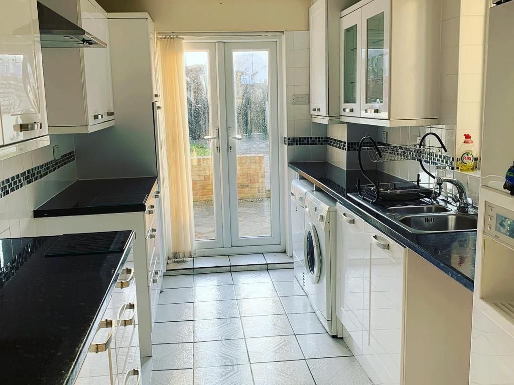 3 bed detached house to rent in Kent Road, Grays, Grays, Essex RM17, £