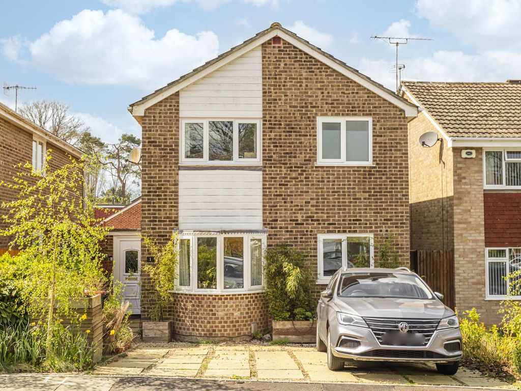3 bed detached house for sale in Trinity Close, Crawley RH10 Zoopla