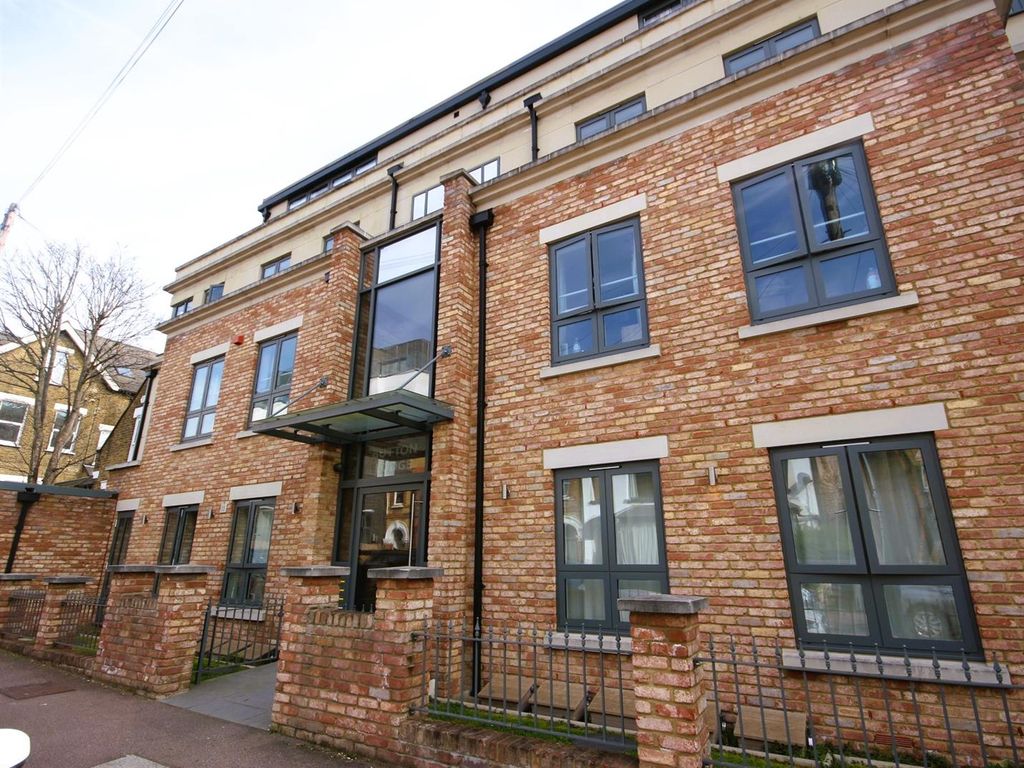 1 bed flat to rent in Button Lodge, Stainforth Road, Walthamstow E17