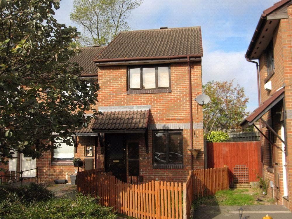 2 bed detached house to rent in Crucible Close, Chadwell Heath, Romford