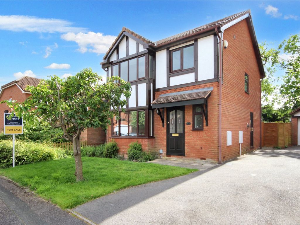 3 bed detached house for sale in Bullfinch Close, Covingham, Swindon