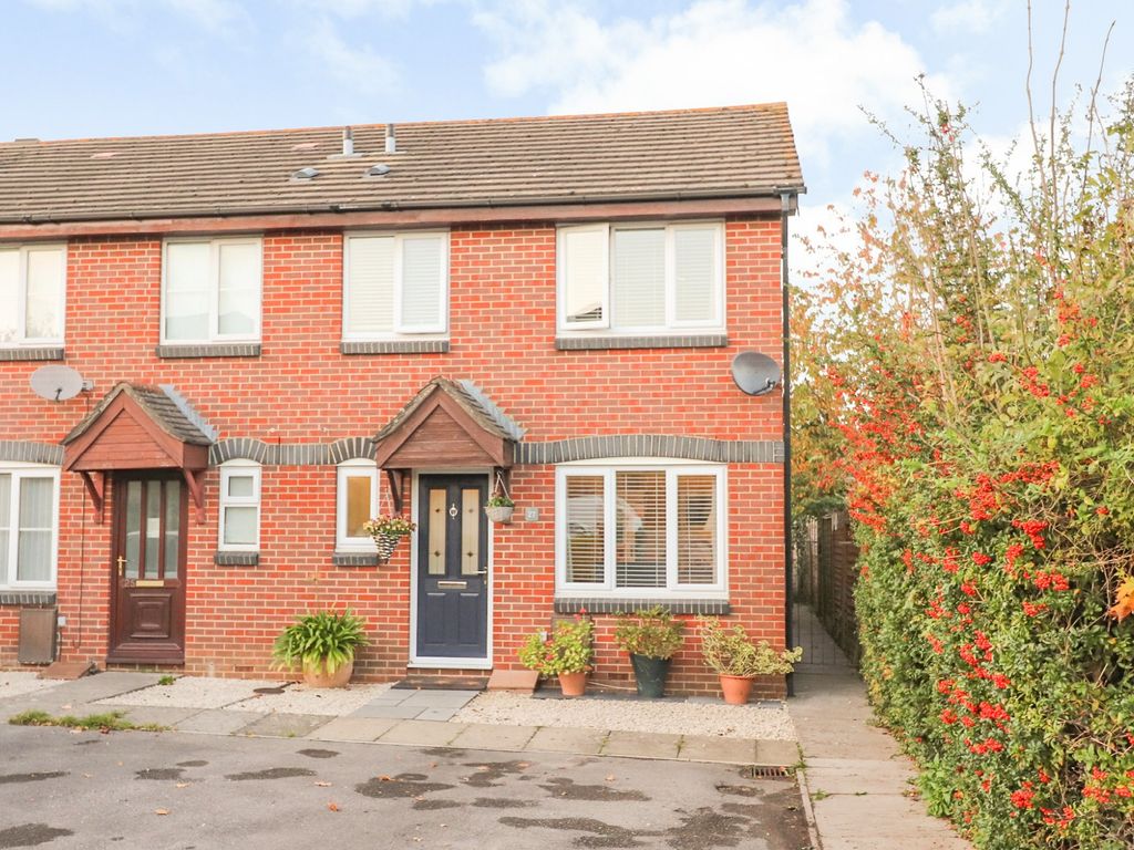 3 bed end terrace house to rent in Clayhill Close, Waltham Chase