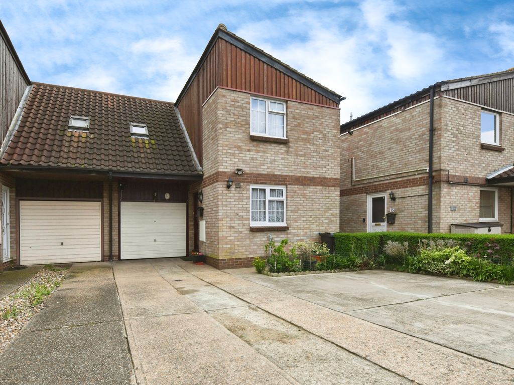3 bed semidetached house for sale in Mayfair Avenue, Basildon, Essex