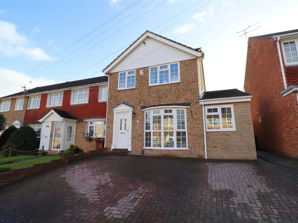 4 bed end terrace house for sale in Lambourne Place, Rainham