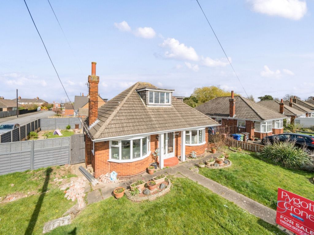 2 bed detached bungalow for sale in Barry Avenue, Grimsby, Lincolnshire