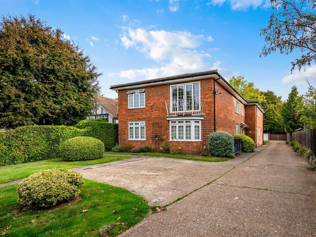 2 bed flat for sale in Bridge Road, Epsom KT17, £400,000 Zoopla