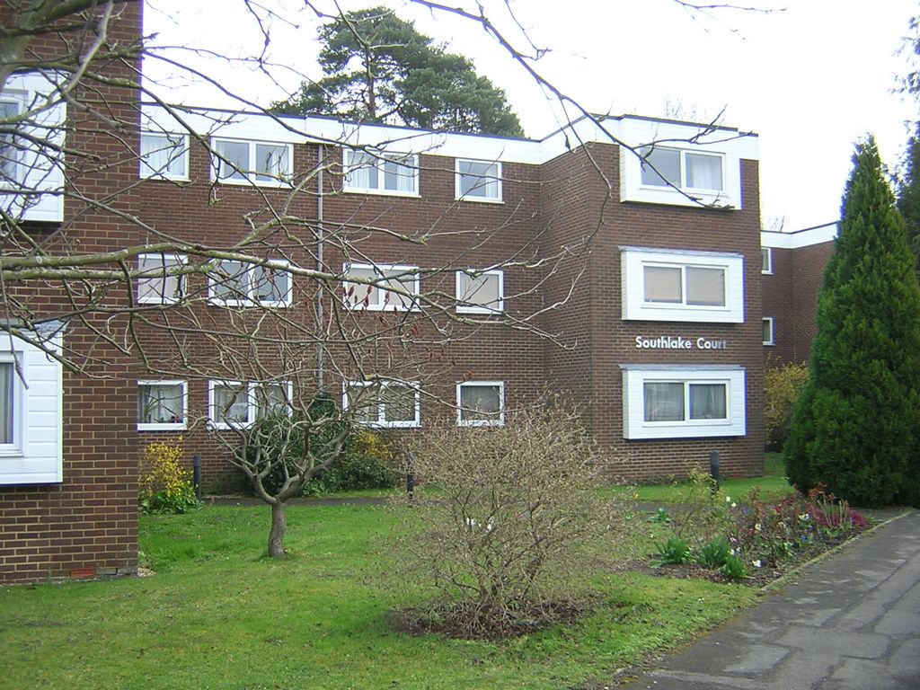 2 bed flat to rent in Southlake Court, Woodley RG5, £1,300 pcm Zoopla