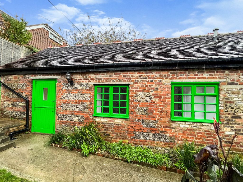 1 bed bungalow to rent in East Street, Blandford Forum, Dorset DT11