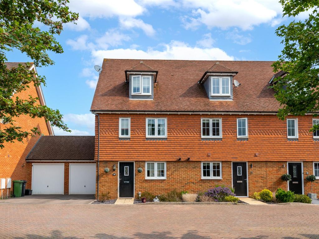 4 bed terraced house for sale in Newman Road, Horley RH6, £500,000 Zoopla